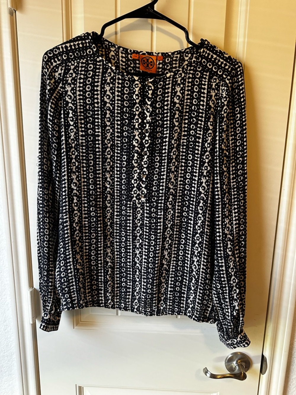 Tory Burch 100% silk Navy & White Pattern Long-Sleeve Peasant style blouse sz 6